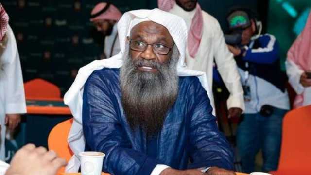 إمام الحرم المكي السابق ‘‘عادل الكلباني’’ في مشهد ترويجي لموسم الرياض برفقة لاعب نادي الهلال (فيديو)