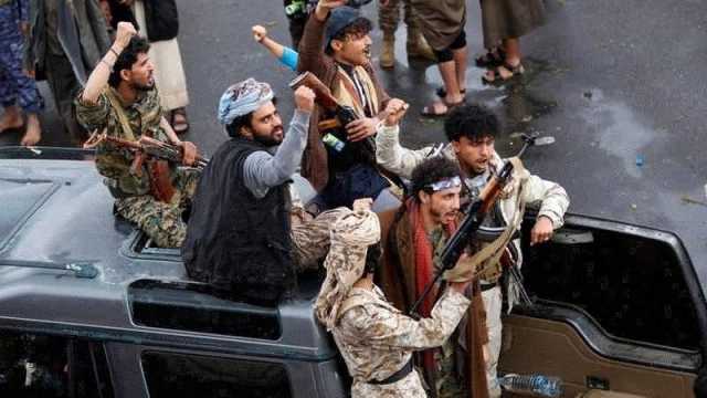 مليشيا الحوثي تنتقم من مواطن رفض ترديد شعارها وطمس صور قياداتها