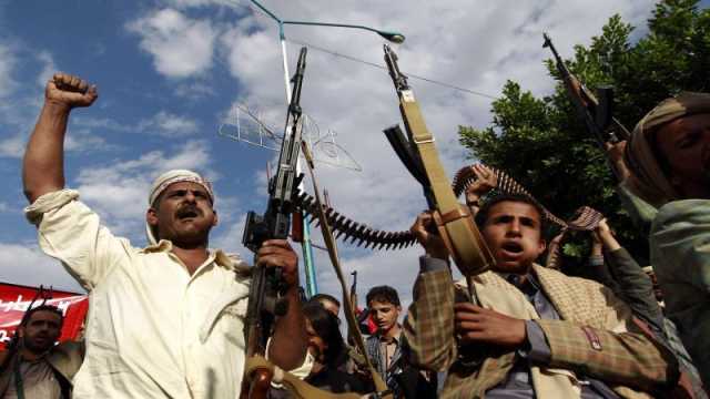قيادي حوثي يطرد وكلية مدرسة ويوجه لها إهانة بالغة أمام الطالبات!!