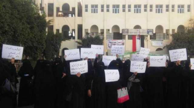 ”حرام عليكم أنا مريضة بالسرطان وما قدرت أتعالج”.. وكيلة مدرسة بصنعاء ترفع اللثام وتصرخ في وجه مسؤول حوثي