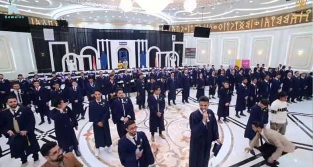 مشهد مهيب.. طلاب كلية الإعلام بجامعة صنعاء يتحدون السلالة الحوثية ويعزفون لليمن أشهر الأغاني الوطنية ”فيديو”