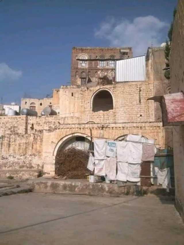 عنصر حوثي يحوّل سطح جامع أثري إلى حمّام وملحق لسكنه (صور)