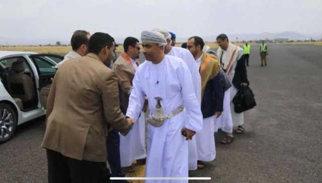 الكشف عن 5 بنود طرحها عبدالملك الحوثي على الوفد العماني.. بينها الرواتب وتوحيد العملة