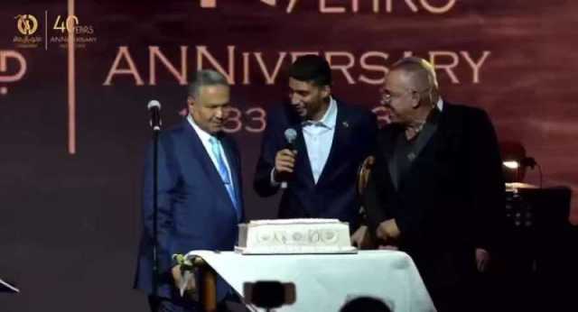 بفستان وردي.. ابنة الفنان ‘‘محمد عبده’’ تخطف الأنظار من والدها على خشبة المسرح في لندن (فيديو)