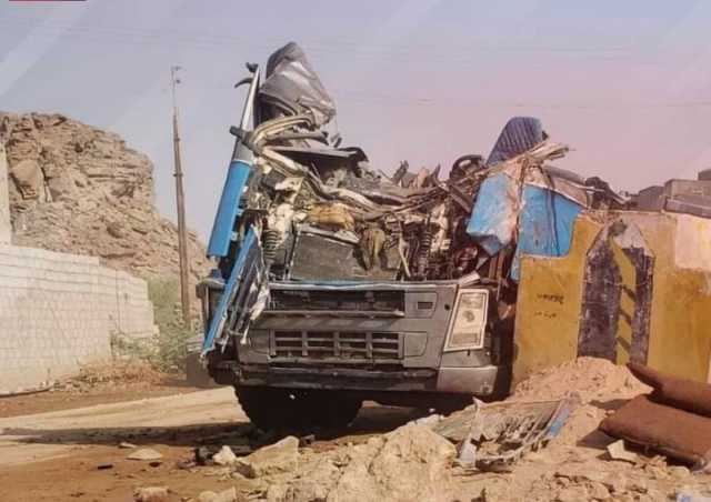 سقوط مقطورة وقود من منحدر سحيق جنوبي اليمن .. ونجاة السائق بأعجوبة (صور)