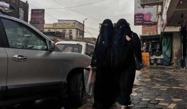 ”أحبك ياعمري” سلطات المليشيا بصنعاء تضبط سراويل نسائية وتتجاهل المرتبات(وثيقة)