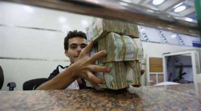بدء صرف مرتبات الموظفين النازحين عبر الكريمي