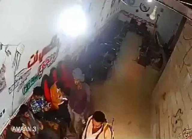 جريمة تقشعر لها الأبدان.. مشرف حوثي يقتل مواطنًا ويسحل جثته في الشارع ويرميها في حفرة ويدفنها (فيديو)