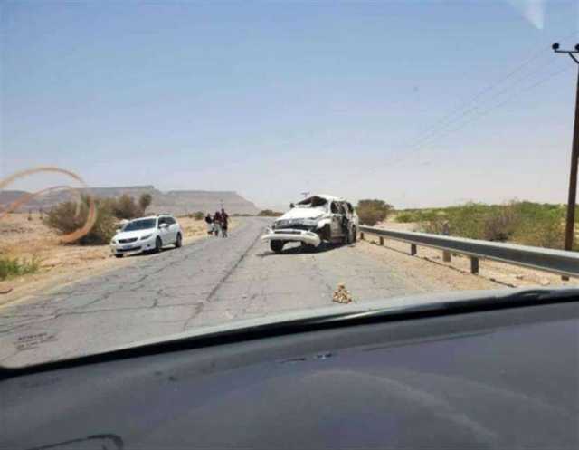 كان مغتربًا في الإمارات.. وفاة طبيب يمني وزوجته وابنه في حادث مروري مروع لحظة وصوله اليمن