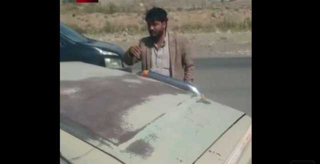 شاهد بالفيديو.. نقطة حوثية في ”سنحان” بمحافظة صنعاء ترغم المواطنين على دفع جبايات فاحشة