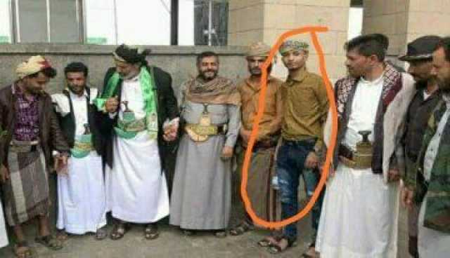 بعد ارتكابه أبشع جريمة قتل بحق طبيب في تعز.. مجرم يهرب إلى صنعاء ويظهر برفقة قيادات حوثية (صور)