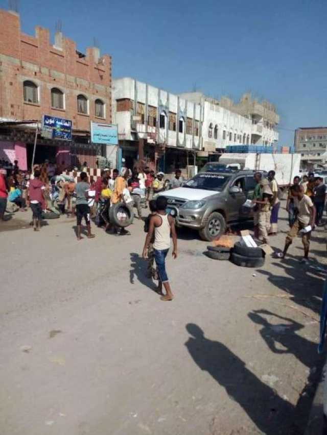 مسلح يقتل شقيقه رميًا بالرصاص ويمنع المواطنين من إسعافه وإصابة شقيقته وخالته شرقي اليمن