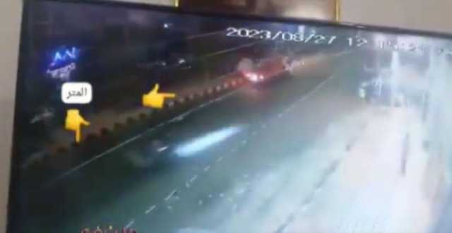 شاهد ..نهاية مأساوية لسائق دراجة نارية بعد اصطدامه بـ ”سيارة بلدية” بأحد شوارع صنعاء