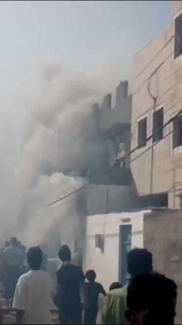 شاهد.. إحراق منزل مواطن في عدن أمام مرأى الأهالي بعد جريمة قتل بشعة (فيديو)