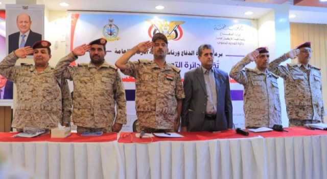 بن عزيز يتعهد باستمرار المعركة ضد المليشيا ويشيد بالإعلام العسكري