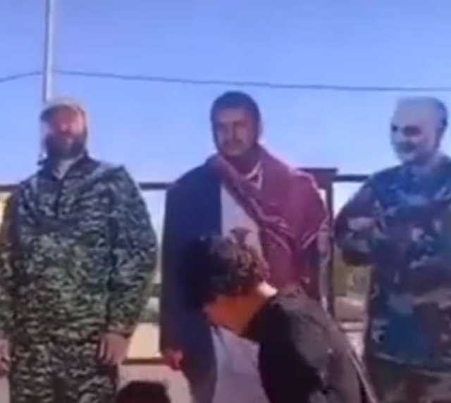 أصنام تُعبد من دون الله.. شاهد كيف تم نصب ”تمثال” لـ”عبدالملك الحوثي” بجانب ”قيادات إيرانية”