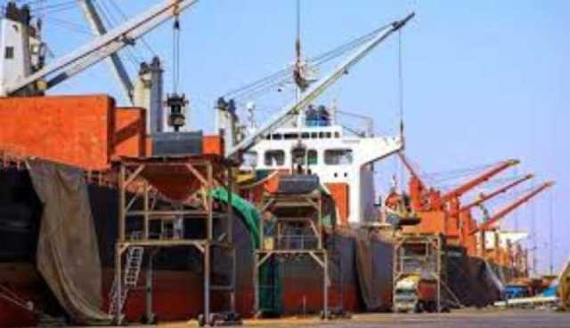 البحرية البريطانية تكشف عن ”كيان” ينتحل صفة أممية ويوجه السفن من ميناء عدن إلى موانئ الحديدة!