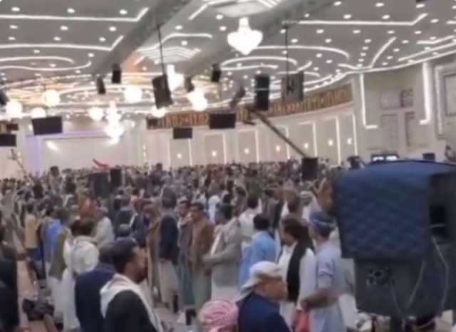 قبائل اليمن تتوافد إلى صنعاء وتقيم حفلًا سبتمبريًا جمهوريًا رفقة الشيخ حمير الأحمر بعد تعرضه لتهديد حوثي ”فيديو”