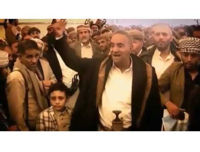 شاهد .. أحد مشايخ قبيلة سنحان يشعل عرس ”آل الاحمر” بقصيدة ثورية تعهد فيها بالدفاع عن الجمهورية