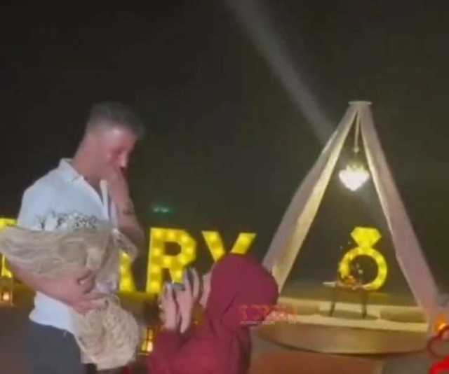 انقلبت الآية.. فتاة تتقدم لخطبة شاب في الشارع وتجثو على ركبتيها .. شاهد كيف كانت ردة فعله