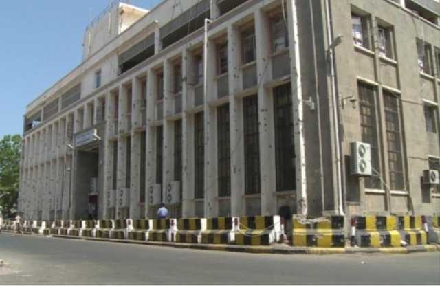الانتقالي يهاجم سياسة الحكومة اليمنية الجديدة لصرف المرتبات وتجاهل إشعارات ميناء جدة
