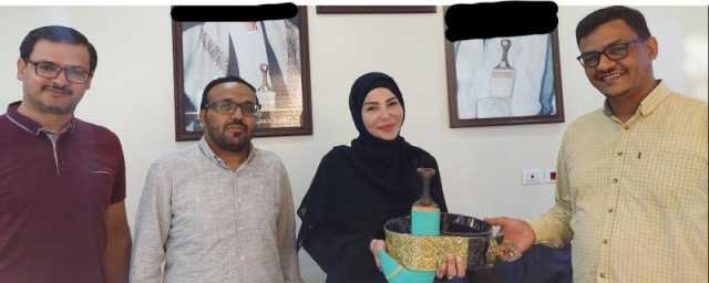 جماعة الحوثي تكرم إعلامية لبنانية تعمل مع المخابرات الإيرانية بخنجر يماني ”جنبية” (صور)