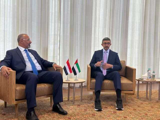 عيدروس الزبيدي يرفع العلم اليمني في نيويورك خلال لقائه بوزير الخارجية الإماراتي