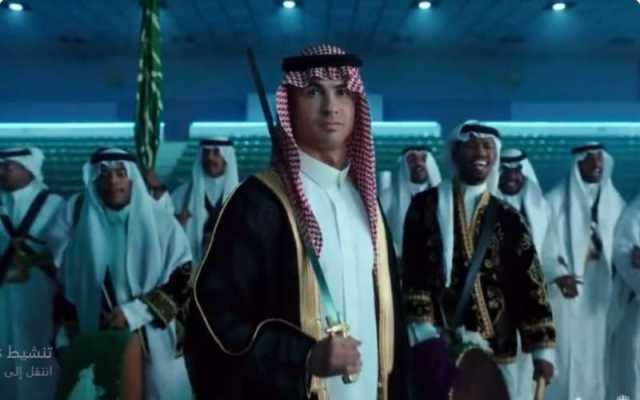 نجوم النصر وفي مقدمتهم رونالدو و ماني يؤدون العرضة السعودية بالزي السعودي الكامل ”فيديو”