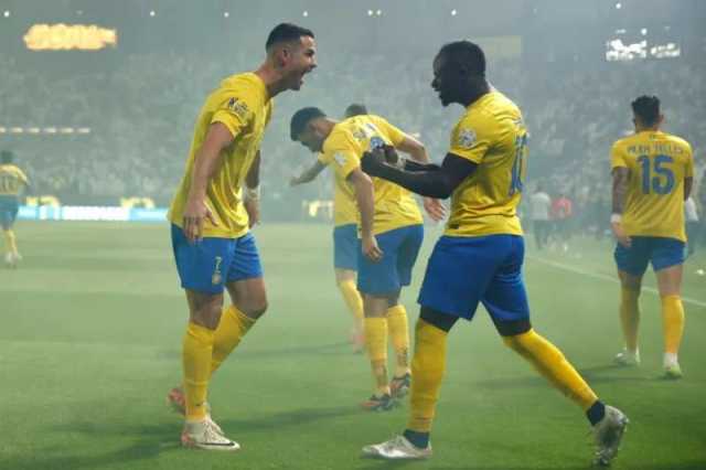 أمير سعودي يعلق على أداء رونالدو مقارنة بلاعبي الهلال المحترفين.. ويتوقع من سيفوز في الدوري