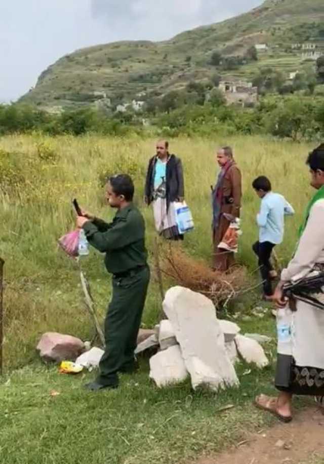 شاهد .. أحد المتنفذين في العدين بإب يحول مياه المجاري ”العادمة” إلى مقبرة الأموات بالتواطئ مع الميليشيا