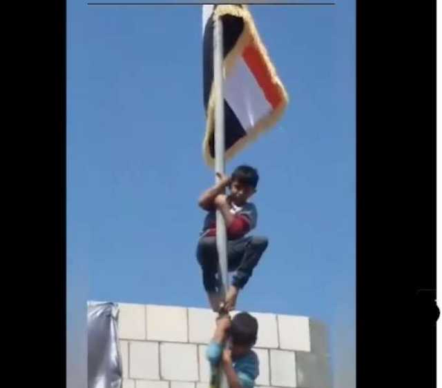 ”على الحوثي أن يخشى أشبال الثورة قبل أسودها ”.. شاهد اجمل مشهد اثلج صدور اليمنيين في احتفالات الجمهورية -فيديو