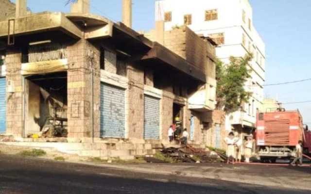 إخماد حريق بأحد محلات الأخشاب في تعز