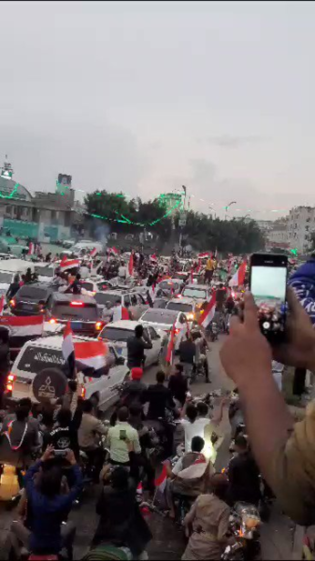 المقالح يخاطب المليشيا: المدسوس هو من نزع العلم الوطني لامن رفعه
