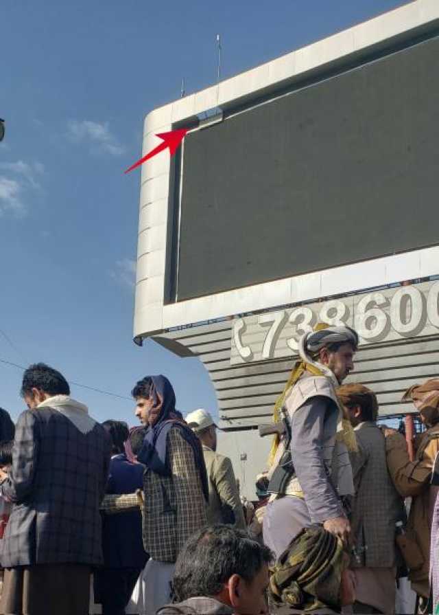 شاهد آخر فيديو قام بتصويره المصور ”حذيفة ” قبل سقوطه من على شاشة عملاقة بميدان السبعين بصنعاء