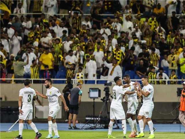 جماهير سباهان الإيراني بعد إلغاء مباراة الاتحاد السعودي ترمي تمثال قاسم سليماني بالنفايات ”فيديو”