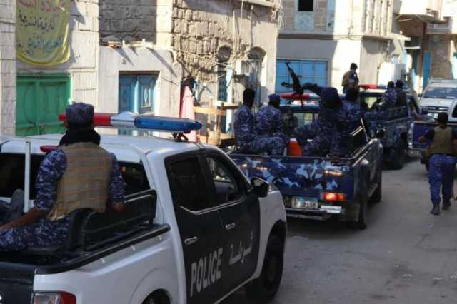محافظ حضرموت يقبل جبين جندي يمني عقب إصابته في عملية ”ميزان العدل” (صورة)