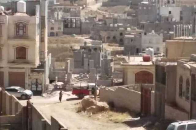 شاهد .. صراخ نساء يمنيات تم اقتحام منزلهن شرق صنعاء من قبل عناصر الاحتلال الحوثي (فيديو)