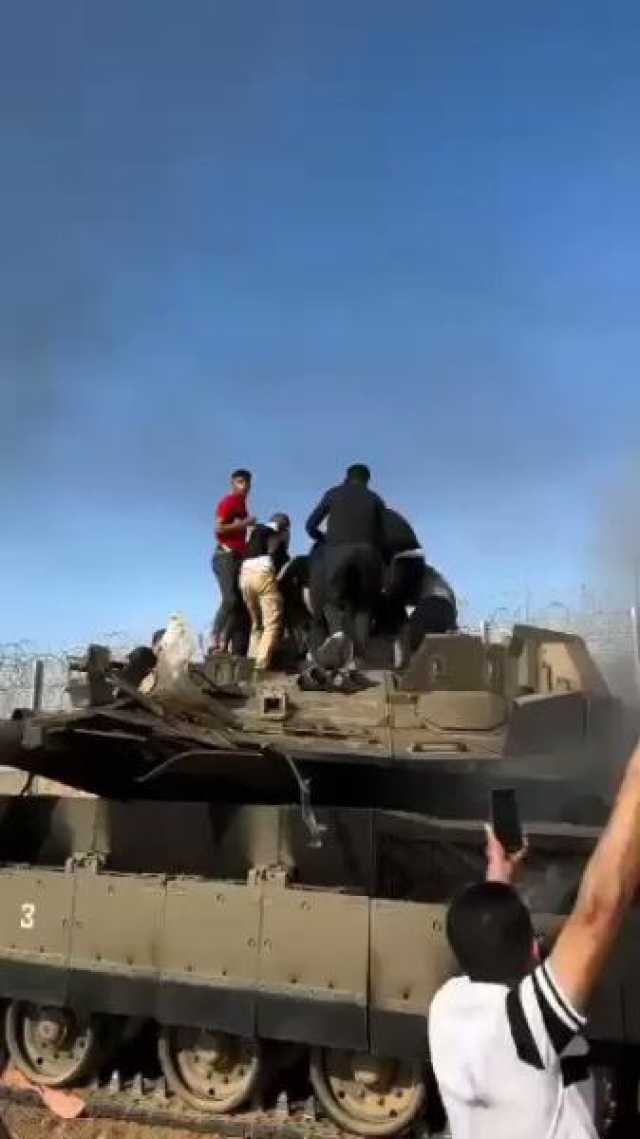 شاهد لحظة اختطاف المقاومة الفلسطينية جنديًا إسرائيليًا من داخل مدرعته.. وأسر 35 آخرين (فيديو)