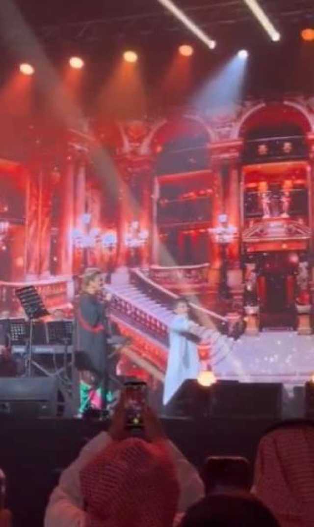 بالفيديو.. معجب يباغت الفنانة أصالة ويقفز إلى المسرح ويحتضنها ويبكي.. والمفاجأة في ردة فعلها
