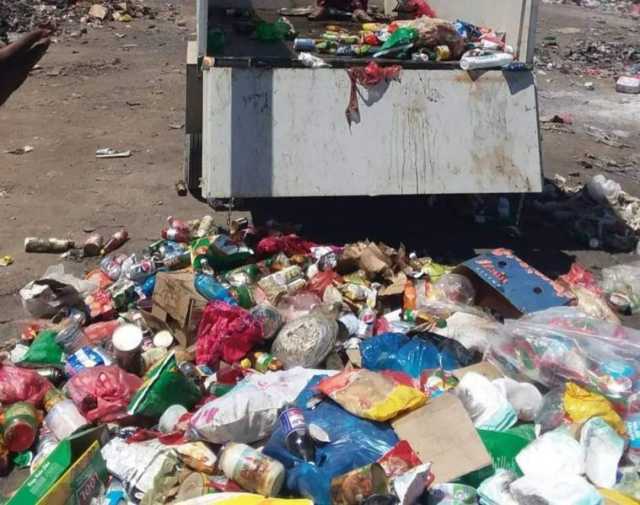 غير صالحة للاستخدام الآدمي.. اتلاف طن من المواد الغذائية كانت تباع للمواطنين شرقي اليمن