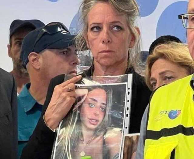 والدة الأسيرة”ميا شيم ”ترفع صورتها مطالبه بعودة إبنتها