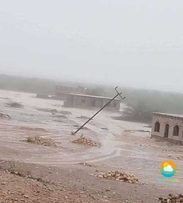 الإعصار المداري يتسبب بخسائر مادية شرقي اليمن والسلطات تدعو المواطنين بالتوجه لمراكز الايواء (صور)