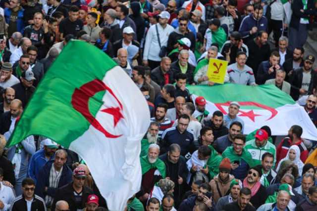 أبو عبيدة الله أكبر.. هتافات الشعب الجزائري تهز شوارع العاصمة دعمًا لغزة «بالفيديو»