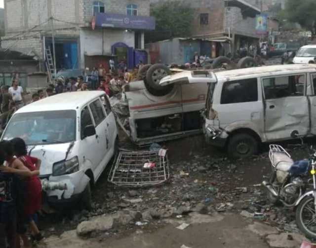 قاطرة تقتحم سوقًا شعبيًا في تعز وتدهس العشرات.. والكشف عن أعداد الضحايا