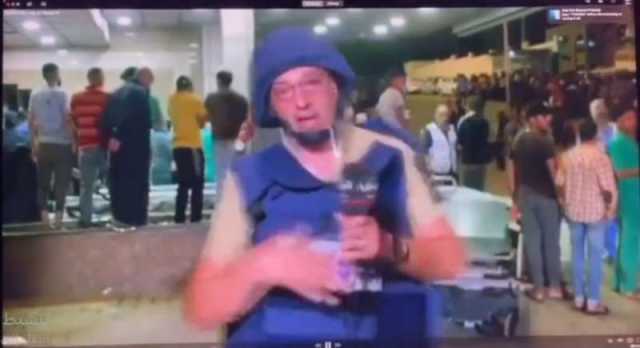 صحفي يبكي على الهواء ويرمي سترة الصحافة والخوذة على الأرض بعد استشهاد زميله وعائلته بغزة ”فيديو”