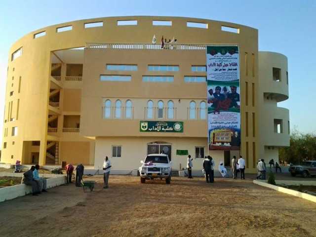 سودانية ترسم البسمة على وجوه الأطفال النازحين بدارفور