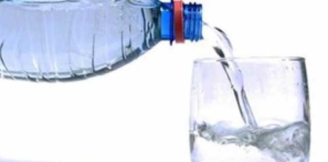 طبيبة أميركية مخاطبة الآباء والأمهات: اشربوا الماء أمام أطفالكم