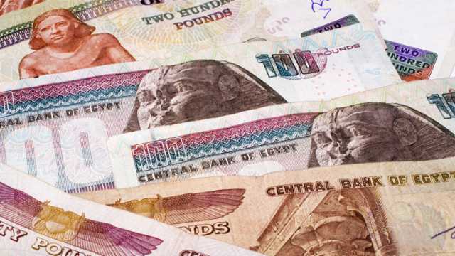 ماذا يخبئ قرار البنك المركزي المصري “المفاجئ” للجنيه؟.. خبراء يجيبون