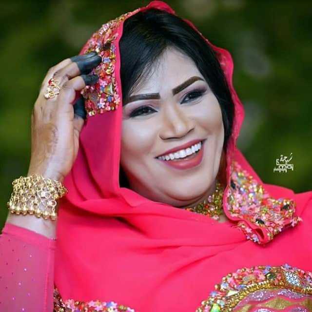 شاهد بالفيديو.. الفنانة إنصاف مدني تقتحم التيك توك لكسب الدولارات وتوجه رسائل لمشاهيره: (يا صرفة انت بتجيب في النسوان وأحسن تجيبني عشان ما أدعي عليك ويا صلاح سندالة أب دقن مصيره السجن)