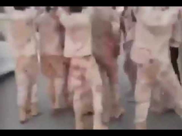 شاهد بالفيديو.. قبل الحرب: جنود الدعم السريع يغنون ” فرمل عكسي .. عشان أم قرون بركب الحديد بوكسي”